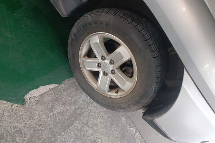 Used Kia Sportage 2009 2.0L Automatic Two-Wheel Drive GLS Right Front Wheel Hub