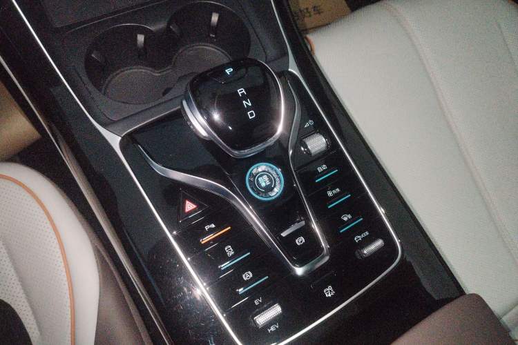 Used BYD Qin PLUS 2023 Champion Edition DM-i 120KM Beyond Model Gear Lever