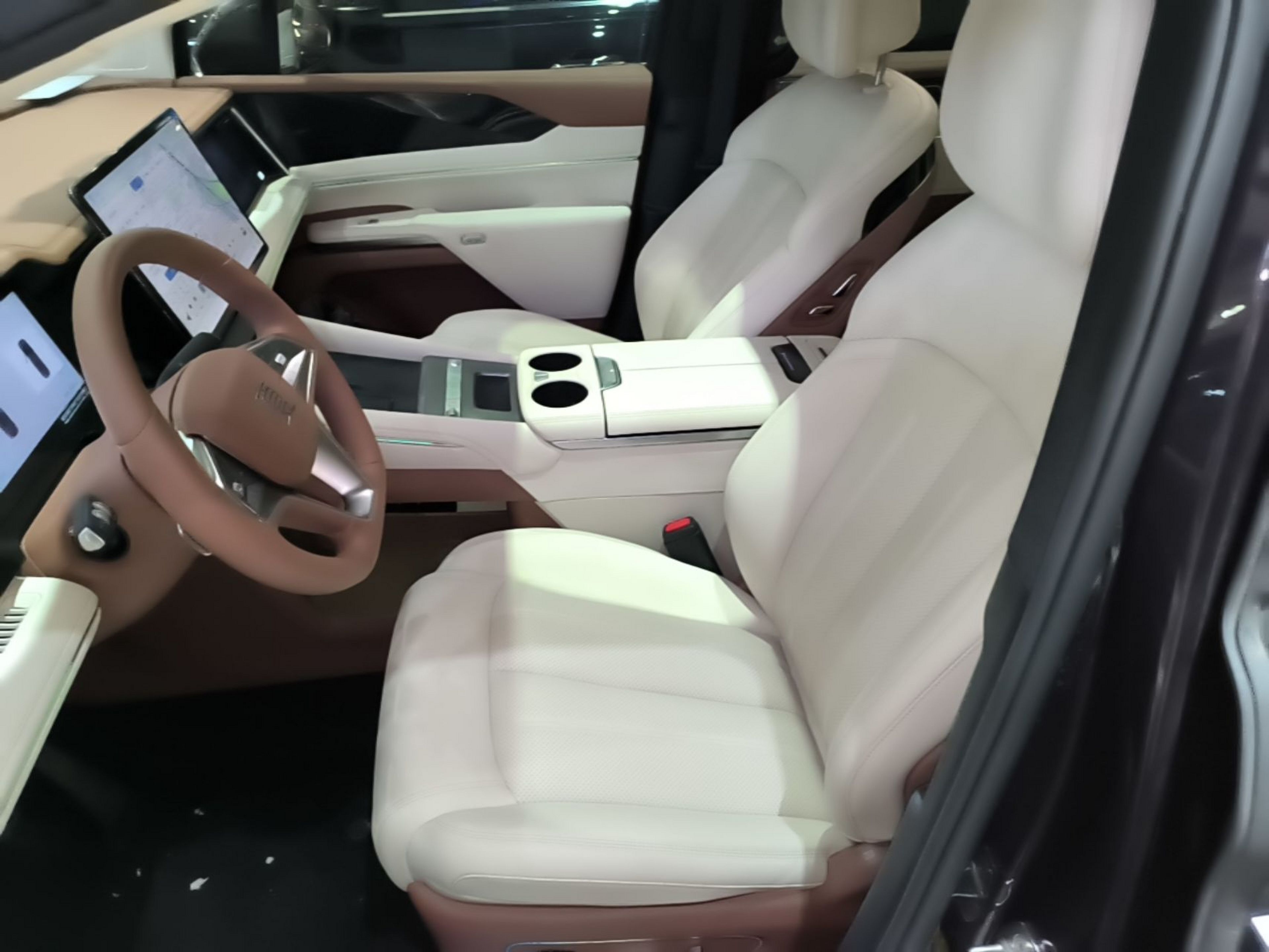 المقاعد الأمامية داخل السيارة