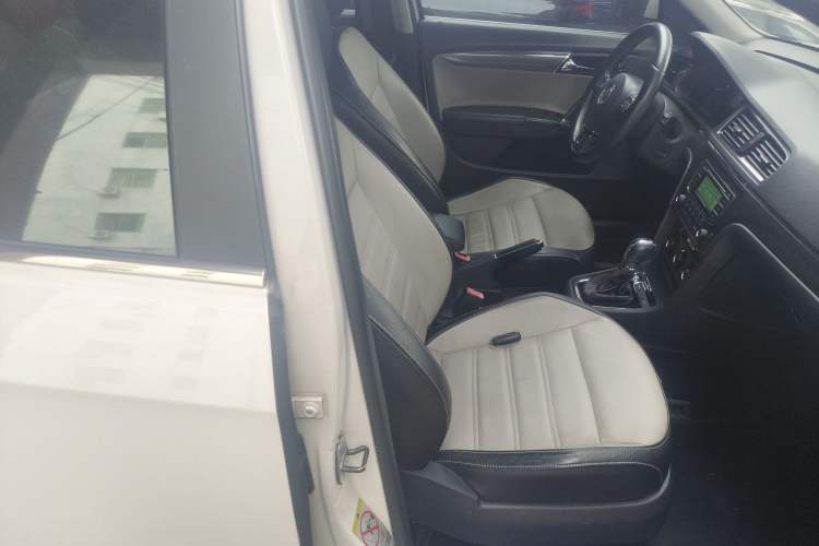 Used Volkswagen Cross Lavida 2014 1.4TSI DSG
