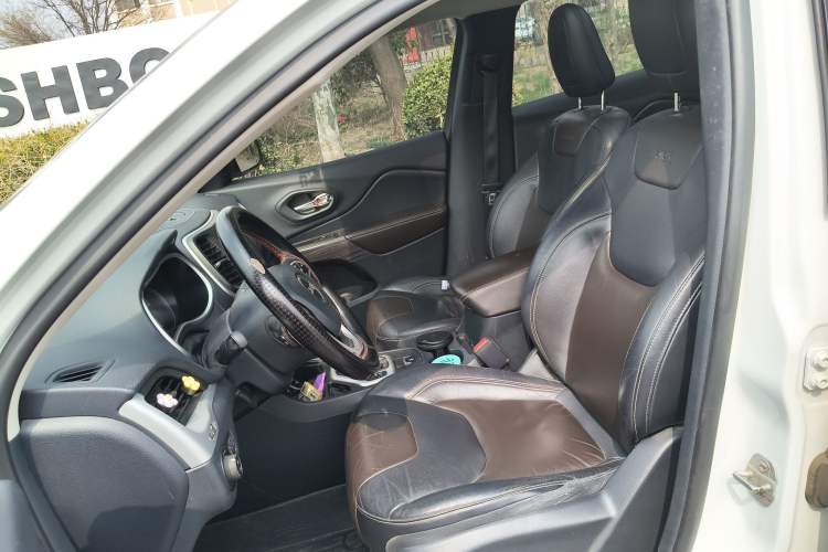 Used Jeep Cherokee 2016 2.4L Leading Smart Version
