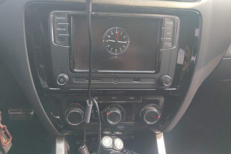 Used Volkswagen Sagitar 2015 1.6L Automatic Comfort Model Audio And AC Panel