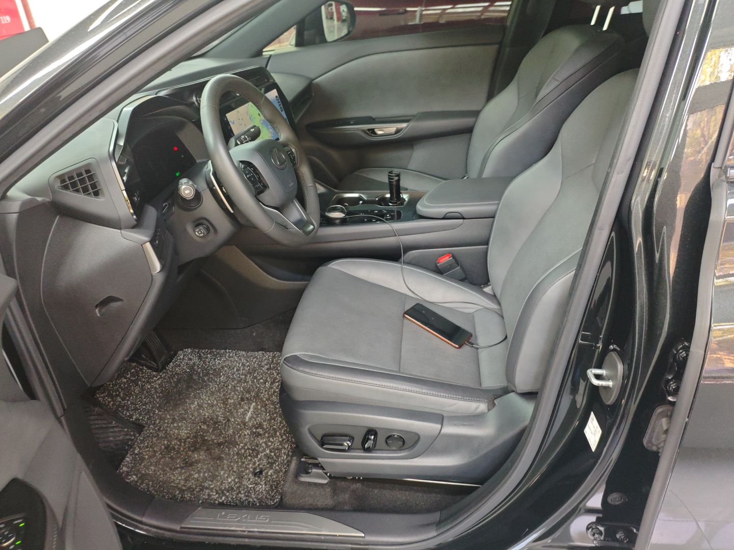 Переднее сиденье в автомобиле