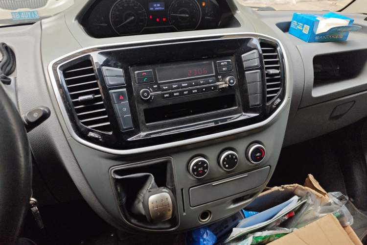 Used SAIC MAXUS Xintu V80 2019 2.5T Classic Edition 6-Speed Manual – Aoyuntong Short Wheelbase Mid-Height Design 5/6 Seats