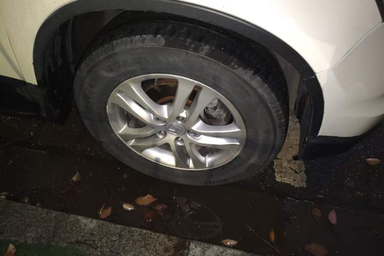 Used Honda CR-V 2010 2.4L automatic four-wheel drive luxury version Right Front Wheel Hub