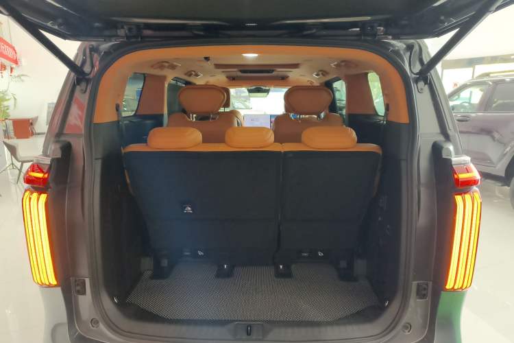 Used Wey Gaoshan 2025 Four-Wheel Drive Alpine 8 Trunk