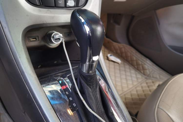 Used Buick GT 2013 GT 1.8L Automatic Fashion Edition Gear Lever