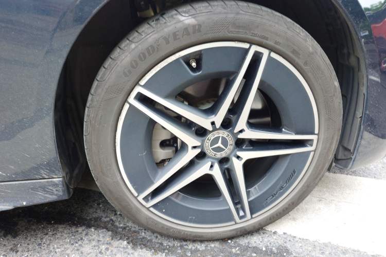 Used Mercedes-Benz C-Class 2023 Restyled C 260 L Night Edition Sports Version Right Front Wheel Hub