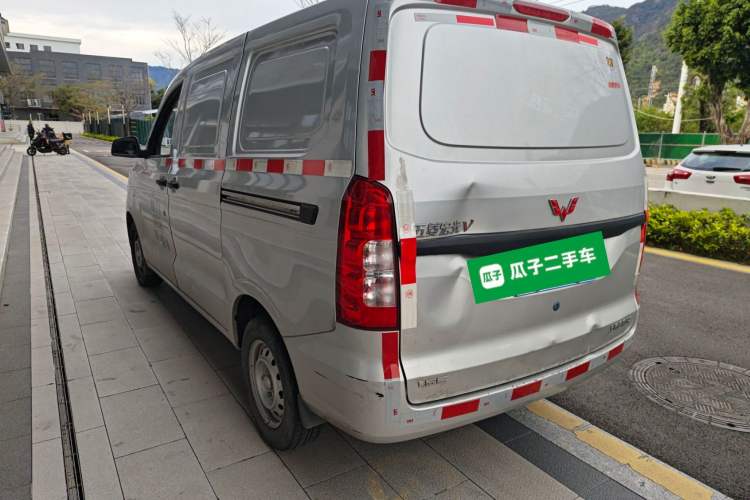 Used Wuling Hongguang V 2022 1.5L Jingqu Edition Enclosed-Window Vehicle with Hydraulic Power Steering LAR
