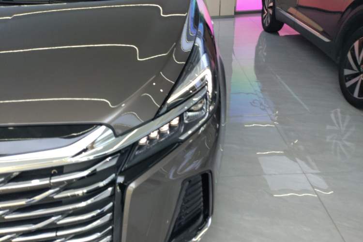 Used Buick GL8 2023 Facelifted Land Cruiser Executive Luxury Version
