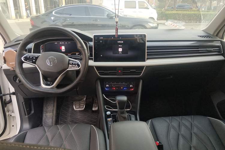 Used Volkswagen Tiguan L 2022 380TSI Automatic All-Wheel Drive R-Line Enhanced Comfort 7-Seater Center Console