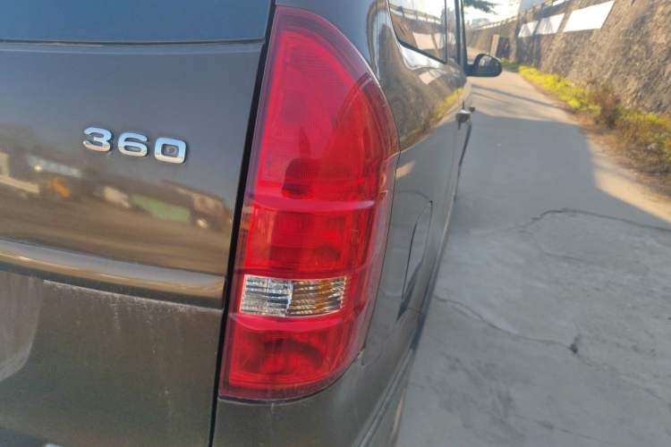 Used Dongfeng Fengon 360 2015 1.5L Manual Comfort 7-Seater China IV Standard
