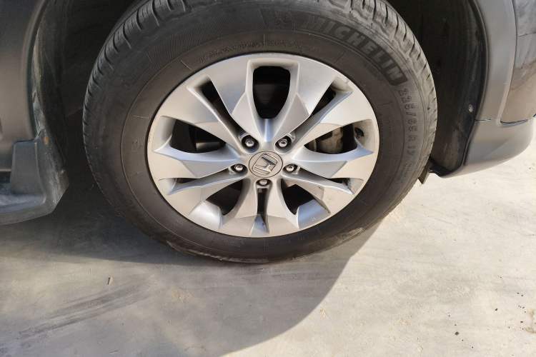Used Honda CR-V 2012 2.4L four-wheel drive luxury version Right Front Wheel Hub