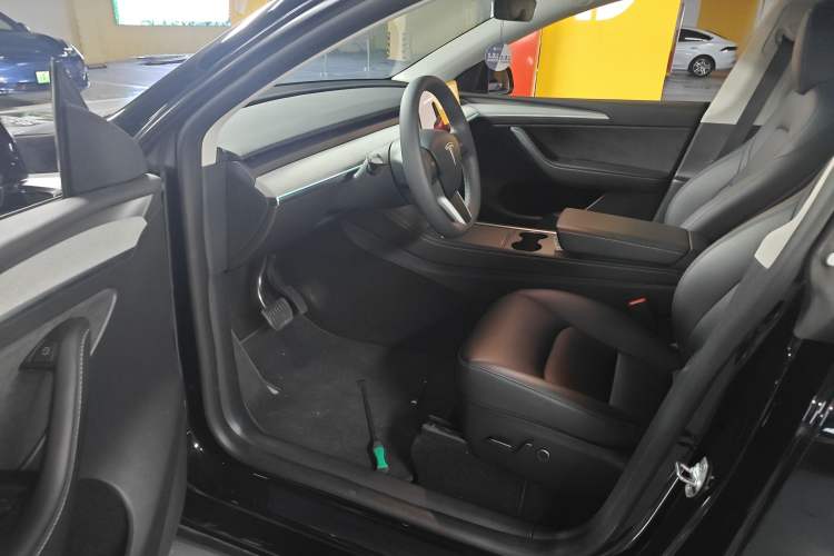 Used Tesla Model Y 2023 Rear-Wheel-Drive Version
