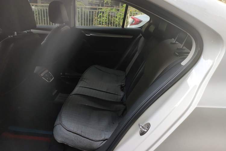 Used Skoda Octavia 2017 1.6L Manual Front-Wheel-Drive Version Left Rear Seat