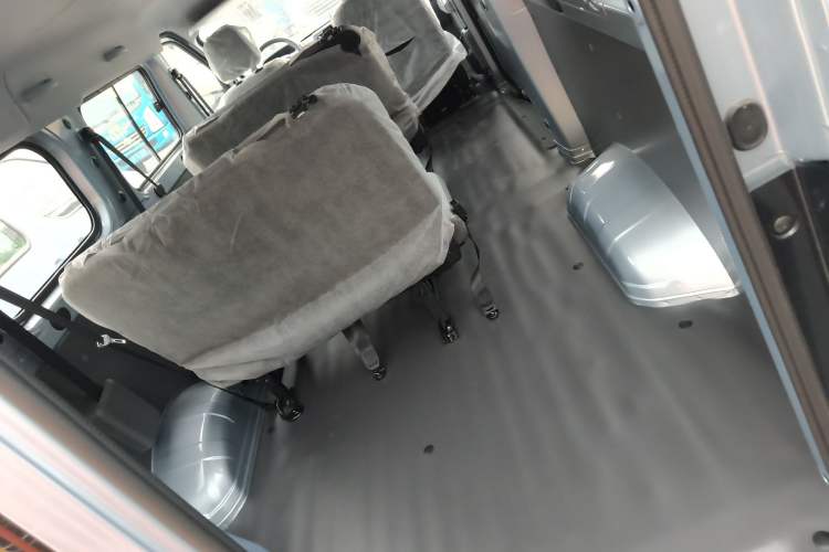 Used Wuling Yangguang 2024 300KM Comfort Version Passenger Van 75kW Trunk