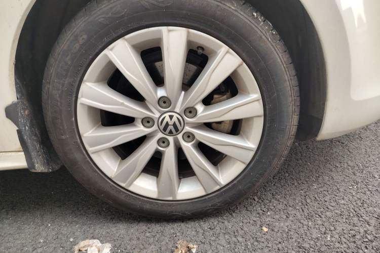 Used Volkswagen Sagitar 2012 1.6L Automatic Comfort Edition Right Front Wheel Hub