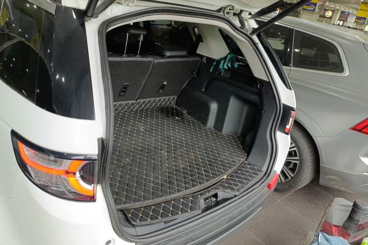 Used Land Rover Discovery Sport 2019 240 PS SE Version China VI Standard Trunk