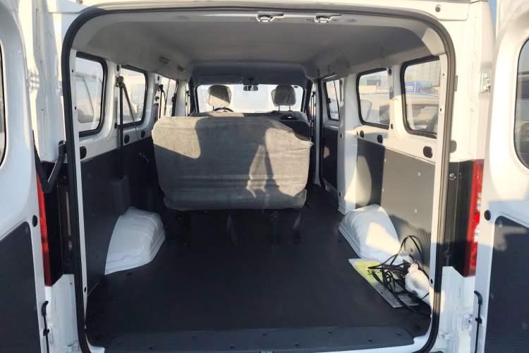 Used Wuling Yangguang 2024 300KM Comfort Version Passenger Van 75kW