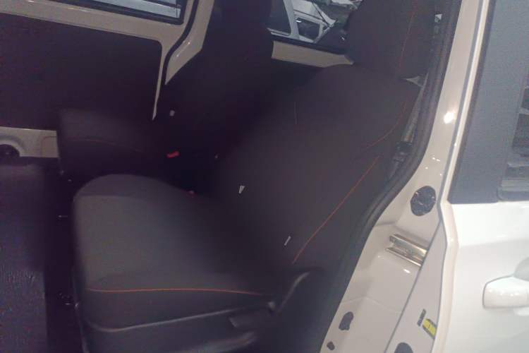 Used Dongfeng Fengon 380 2022 1.5L Comfort-Class Passenger Vehicle (Steel Spring) with 7 Seats