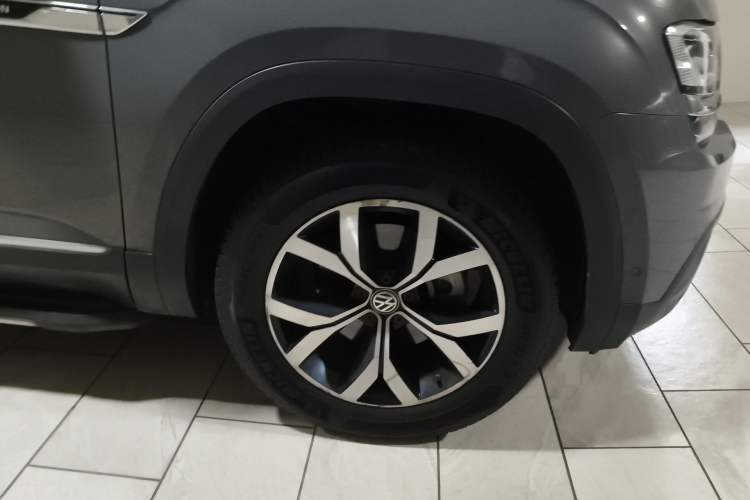 Used Volkswagen Teramont 2017 530 V6 Four-Wheel Drive Luxury Edition Right Front Wheel Hub