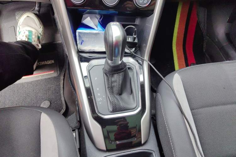 Used Volkswagen T-ROC 2019 230TSI DSG Two-Wheel-Drive Advanced Version China VI Standard Gear Lever