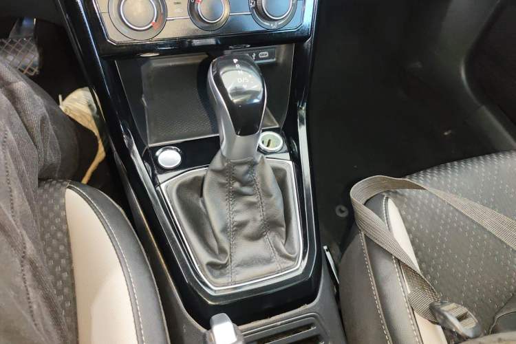 Used Volkswagen Tacqua 2023 200TSI DSG Joy-Connect Edition Gear Lever