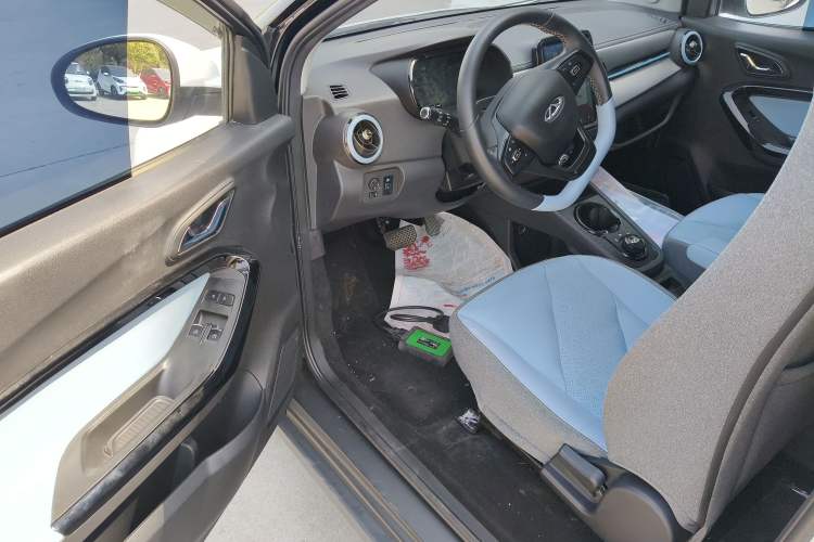 Used Chery QQ Little Ant 2022 Restyled Version Sweet Pink Edition Half-Sugar Version 28.8 kWh 30 kW 301 km Driver Seat