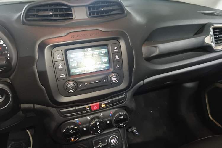 Used Jeep Renegade 2017 180T Automatic Jingneng Edition Audio And AC Panel