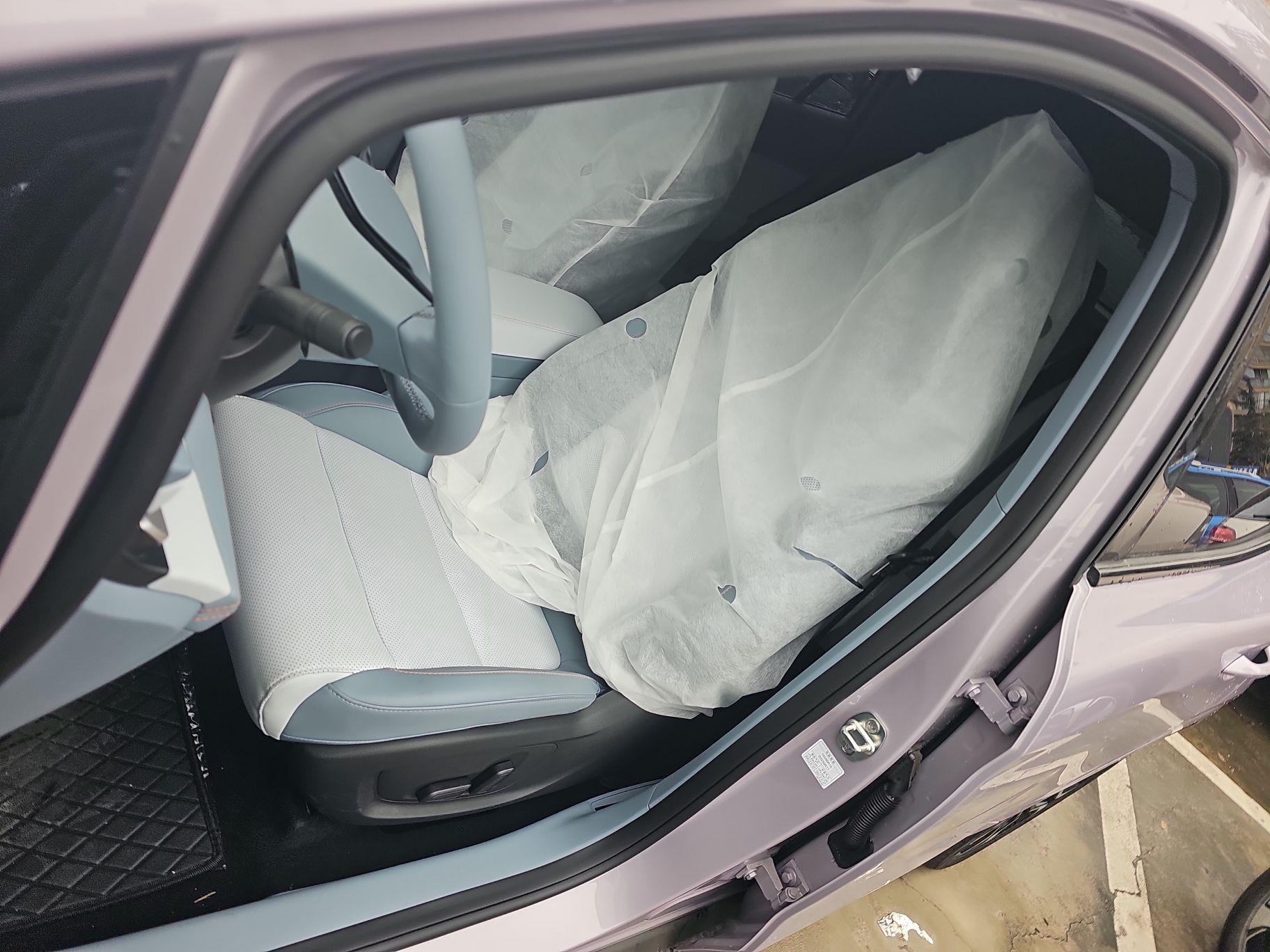 المقاعد الأمامية داخل السيارة