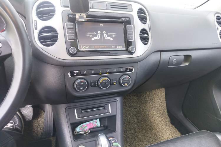 Used Volkswagen Tiguan 2015 2.0 TSI Automatic All-Wheel Drive Luxury Edition Audio And AC Panel