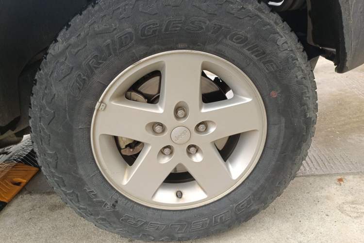 Used Jeep Wrangler 2015 2.8TD Sahara Four-Door Comfort Edition Right Front Wheel Hub