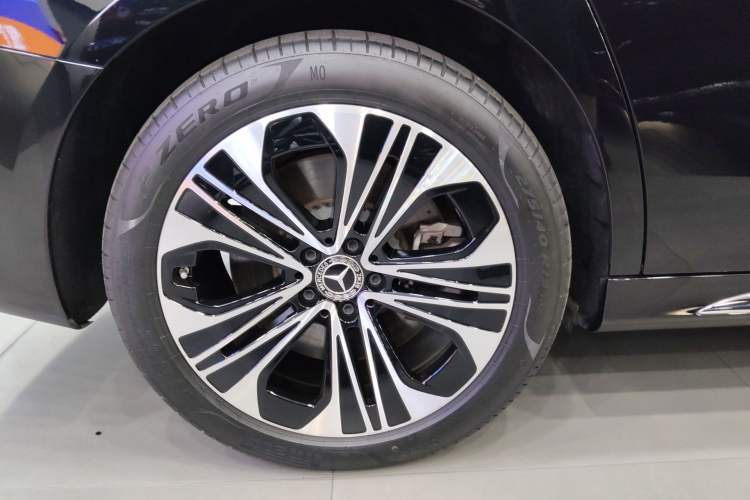 Used Mercedes-Benz E-Class New Energy 2024 E 350 e L Plug-in Hybrid Sedan Right Rear Wheel Hub