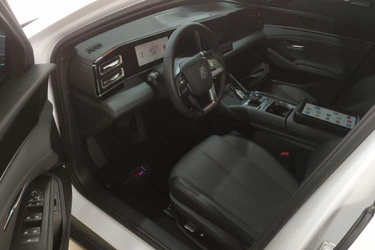 Used BYD Qin L 2025 DM-i Smart Drive 120KM Leading Model Driver Seat