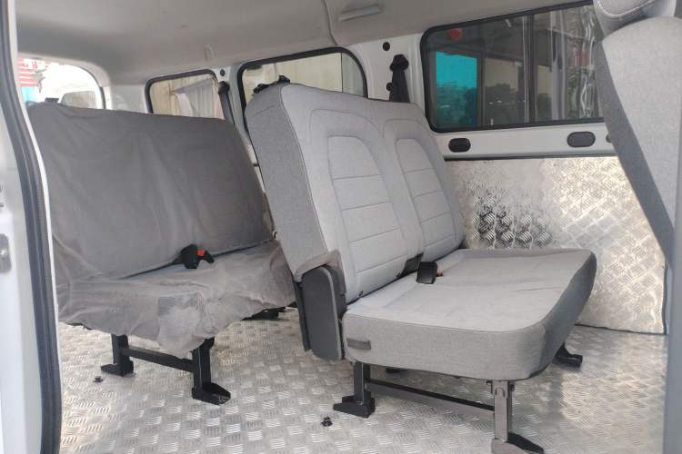 Used Wuling Yangguang 2024 300KM Comfort Version Passenger Van 75kW
