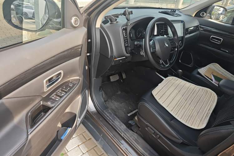 Used Mitsubishi Outlander 2018 2.4L 4x4 Elite Edition 5 Seats Driver Seat