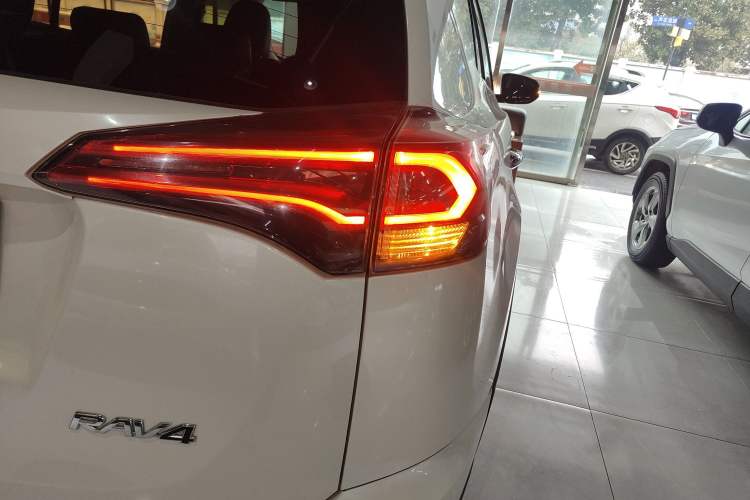 Used Toyota RAV4 2016 2.0L CVT Two-Wheel Drive Comfort Edition China V Standard
