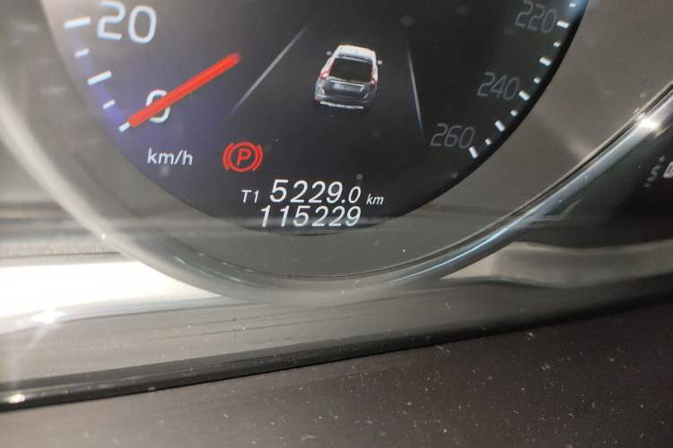 Used Volvo XC60 2017 T5 AWD Personalized Sport Upgrade Edition Odometer Close Up