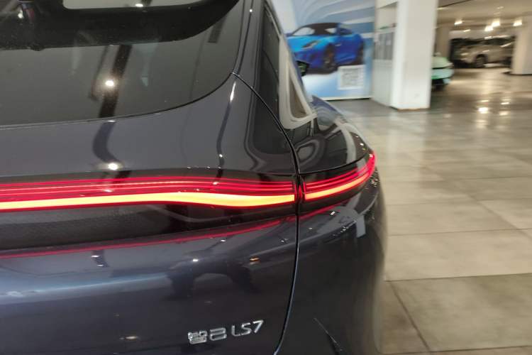 Used IM LS7 2023 100kWh Lux All-Wheel-Drive Version
