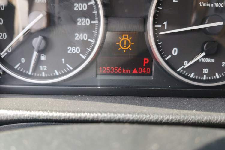 Used BMW 3 Series 2010 320i Luxury Model Odometer Close Up