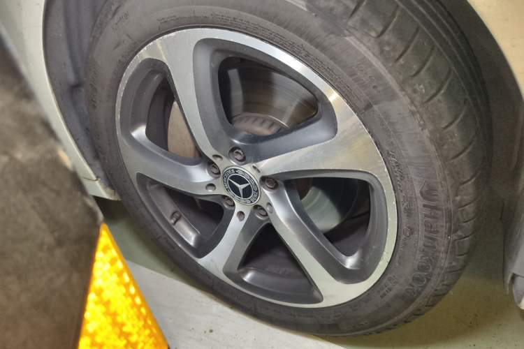 Used Mercedes-Benz E-Class 2017 E 300 L Sporty and Stylish Model Right Front Wheel Hub