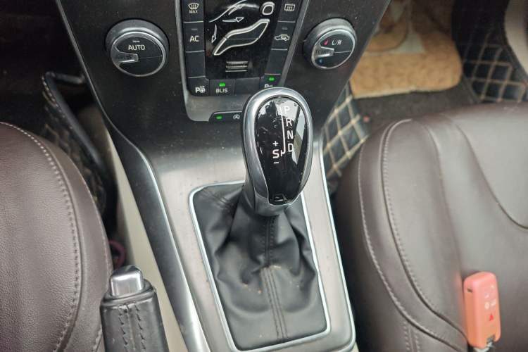 Used Volvo V40 2014 2.0T Zhiya Edition