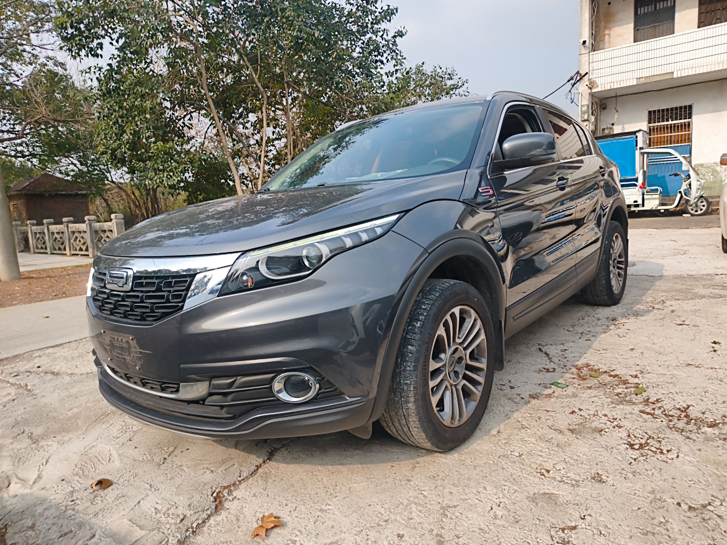 Под передней частью автомобиля