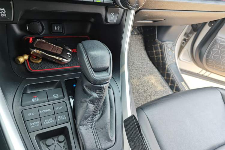 Used Toyota Wildlander 2020 2.0L CVT 4x4 Luxury Edition
