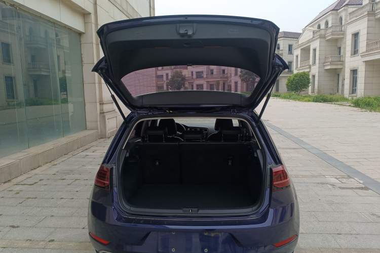 Used Volkswagen Golf 2018 230TSI Automatic Luxury Version
