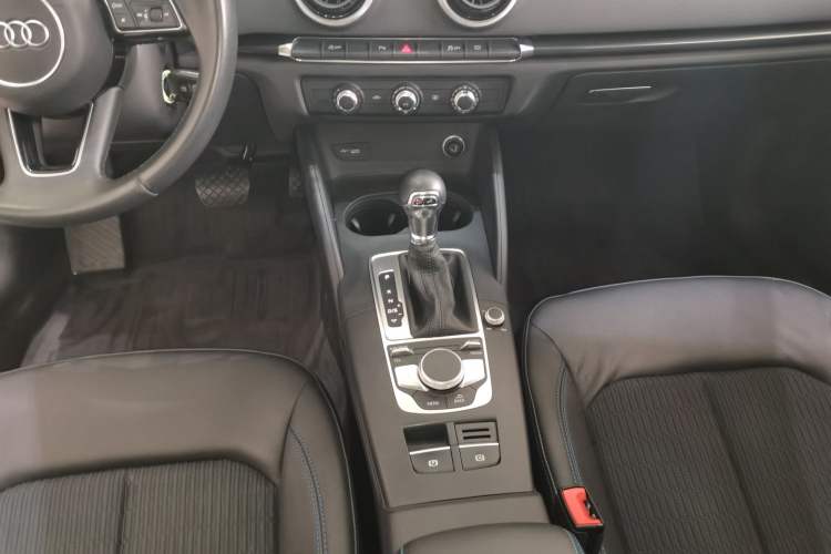 Used Audi A3 2019 Sportback 35 TFSI Fashion Edition China VI Emission Standard Gear Lever