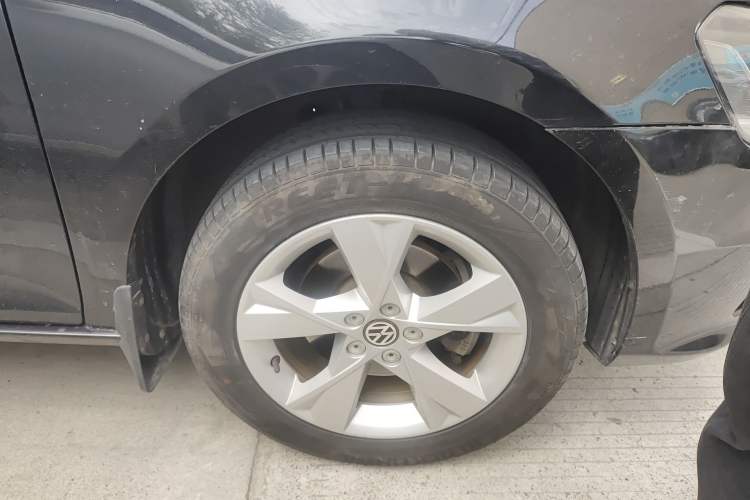 Used Volkswagen Bora 2014 1.4TSI Automatic Comfort Model Right Front Wheel Hub