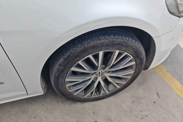 Used Volkswagen FAW-Volkswagen CC 2013 2.0 TSI Prestige Model Right Front Wheel Hub