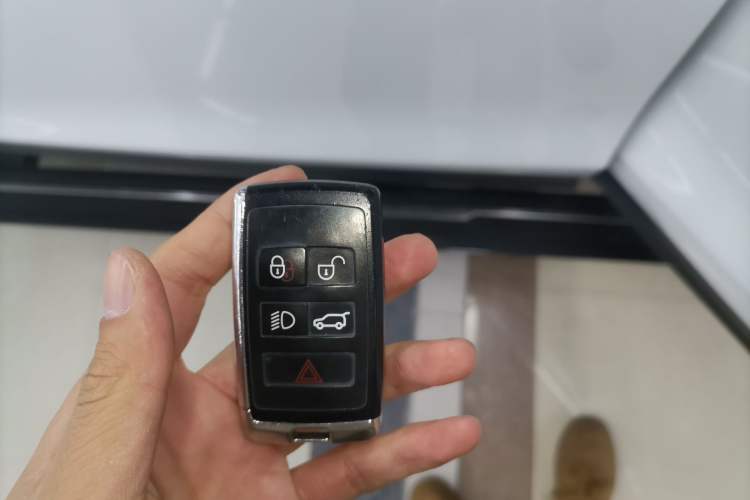 Used Land Rover Discovery 2020 2.0T SE
