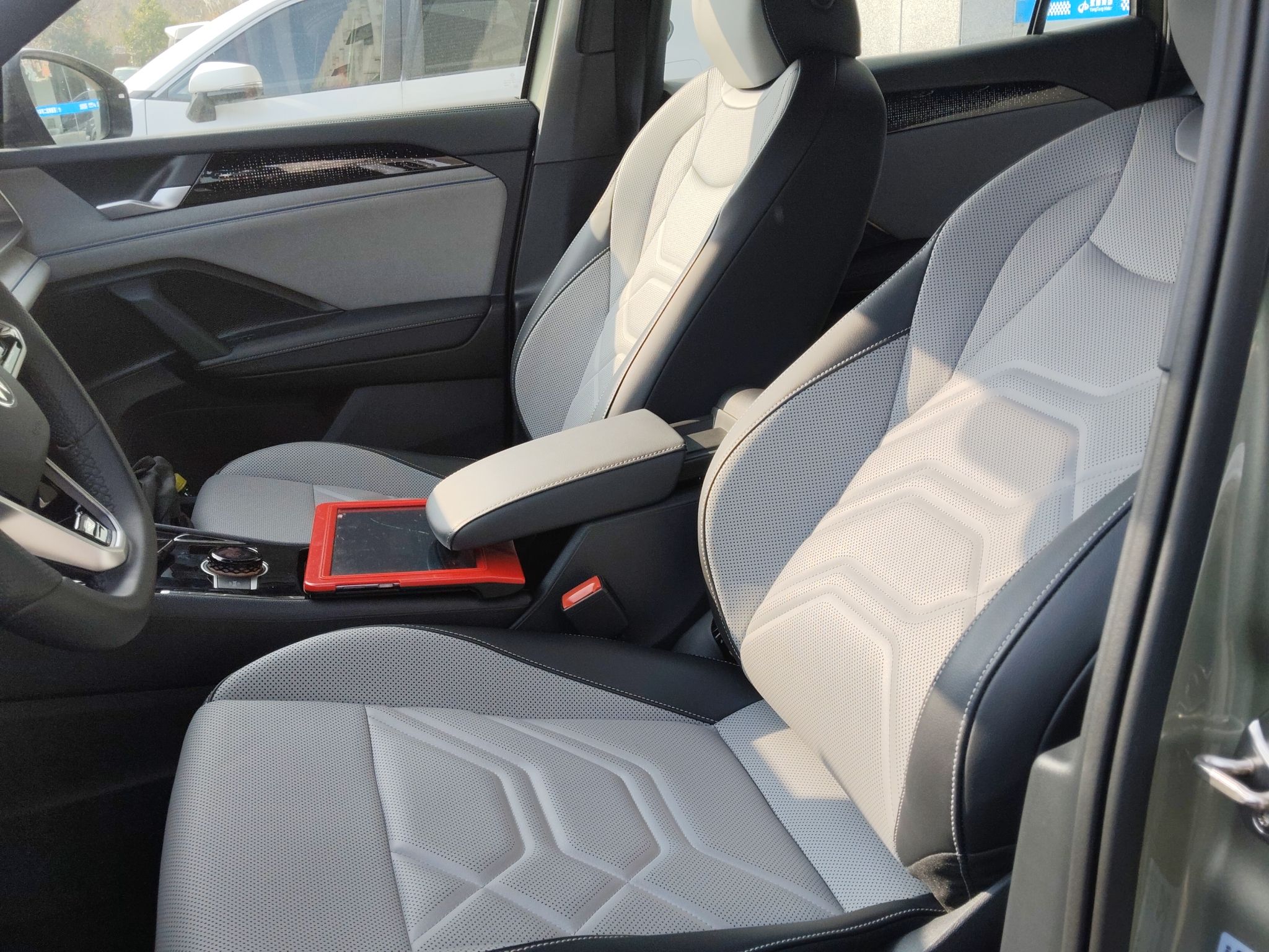 المقاعد الأمامية داخل السيارة